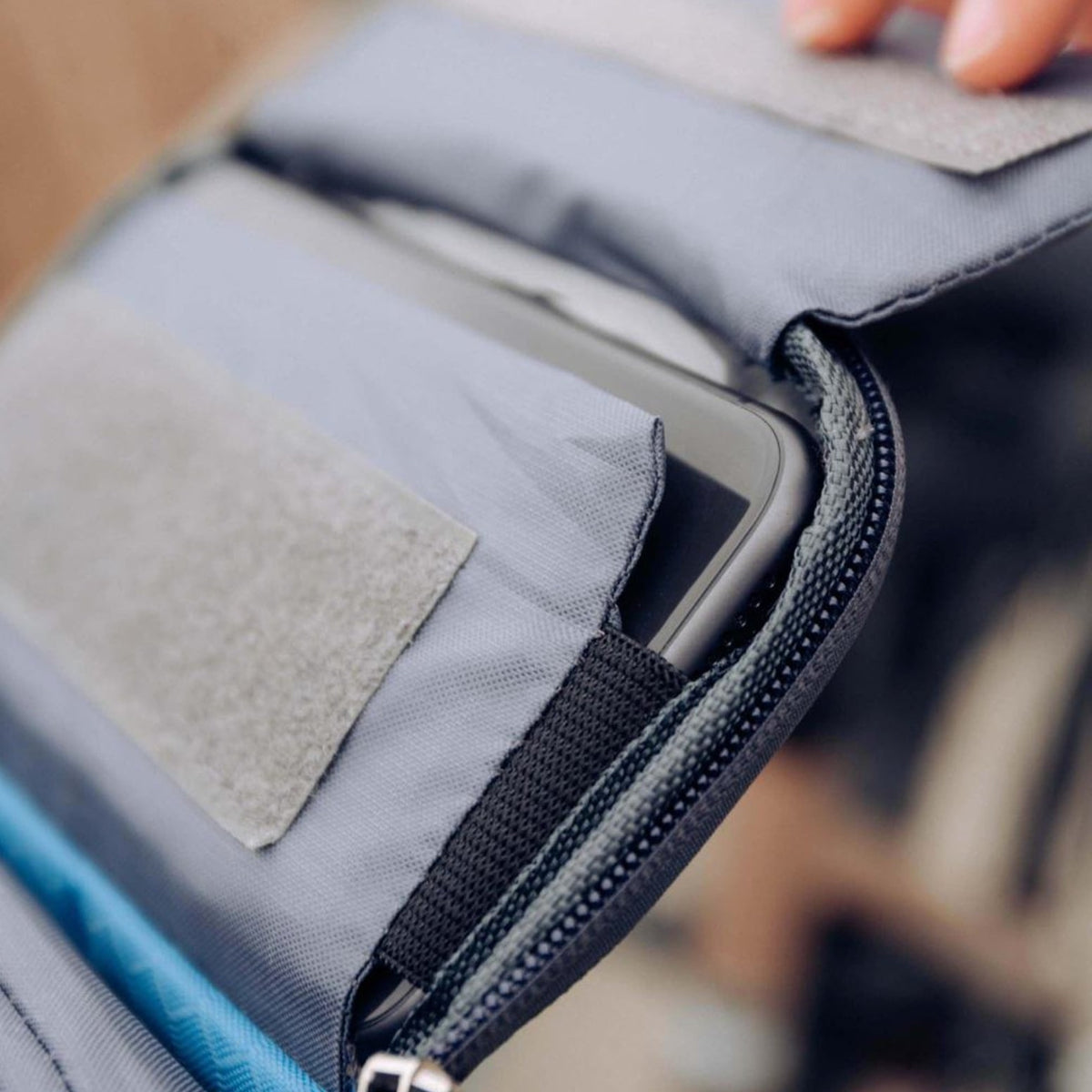 Bike Handlebar Bag with Touchscreen Phone Pocket and Removable Padded Liner - Image 8