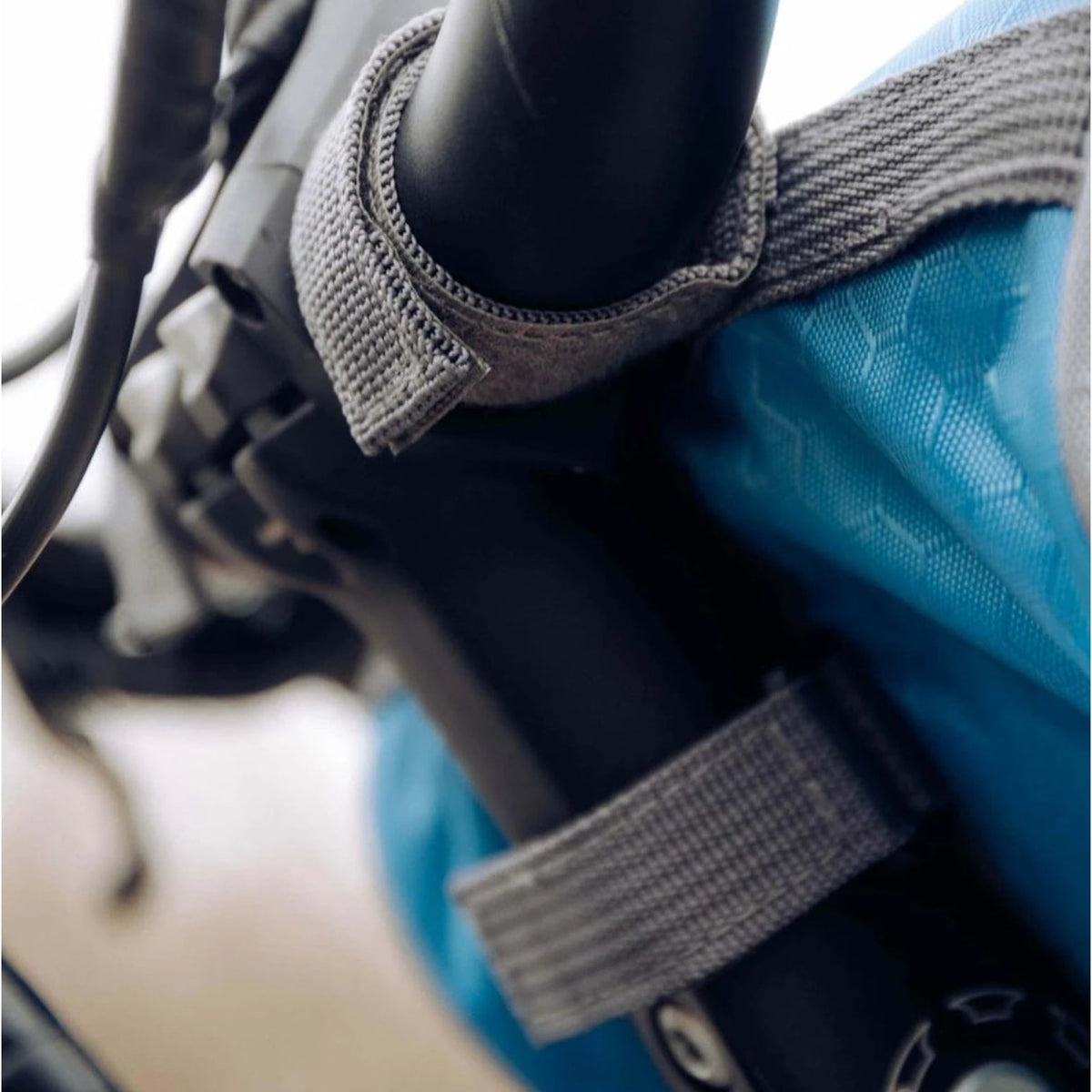 Bike Handlebar Bag with Touchscreen Phone Pocket and Removable Padded Liner - Image 9