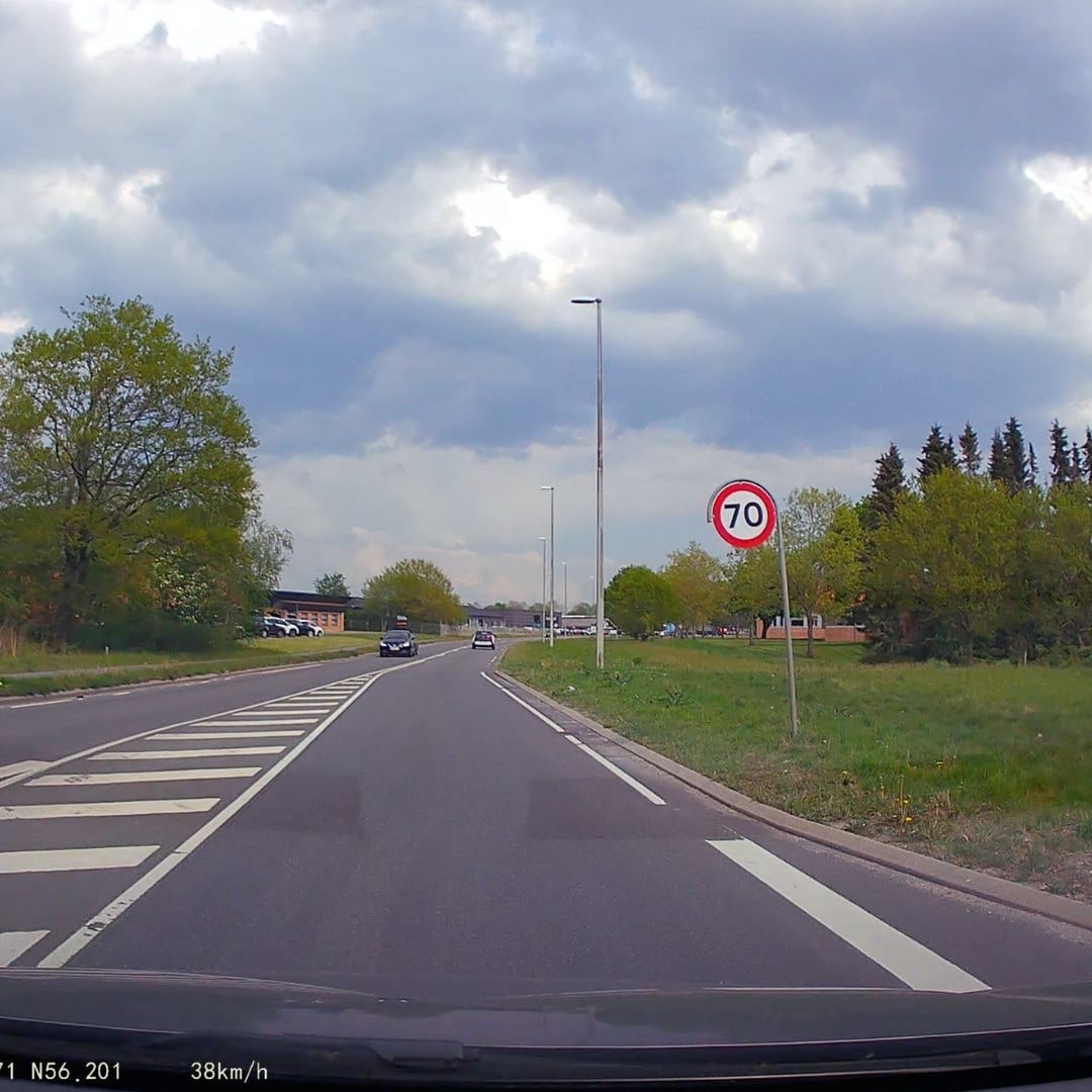 Car Dash Cam with Built-In Ips Screen and Adjustable Windshield Mount - Image 5
