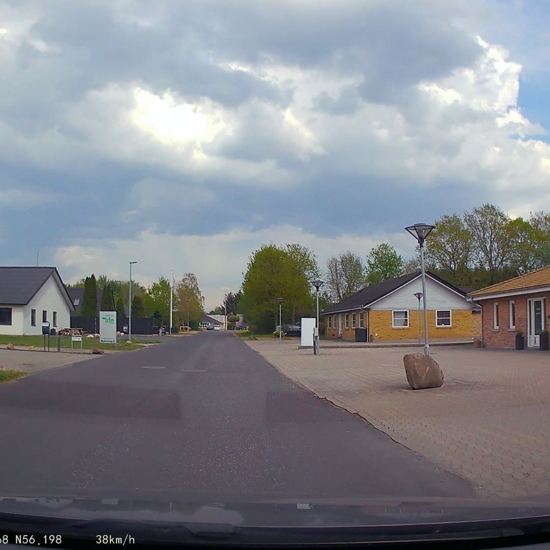 Car Dash Cam with Built-In Ips Screen and Adjustable Windshield Mount - Image 6